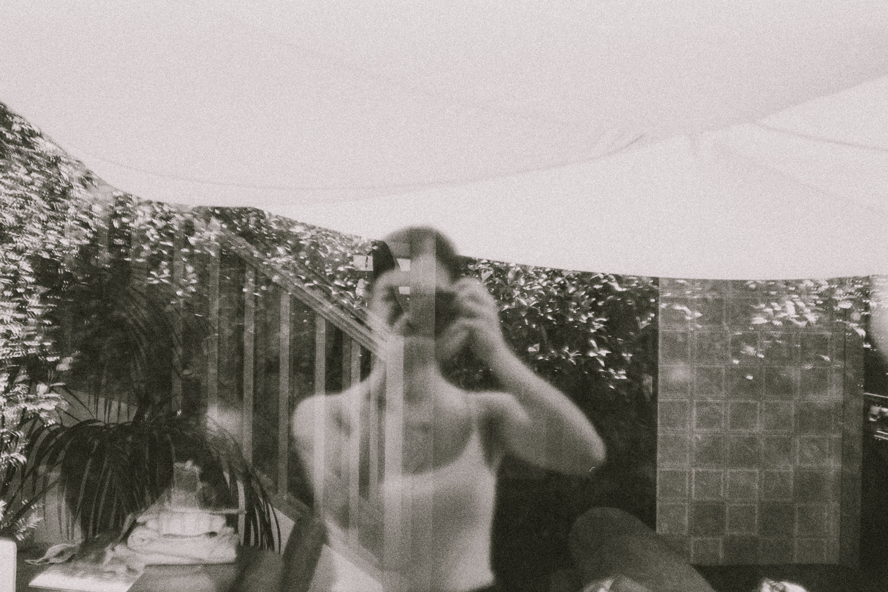 Uma foto de Emery fotografando em um reflexo.